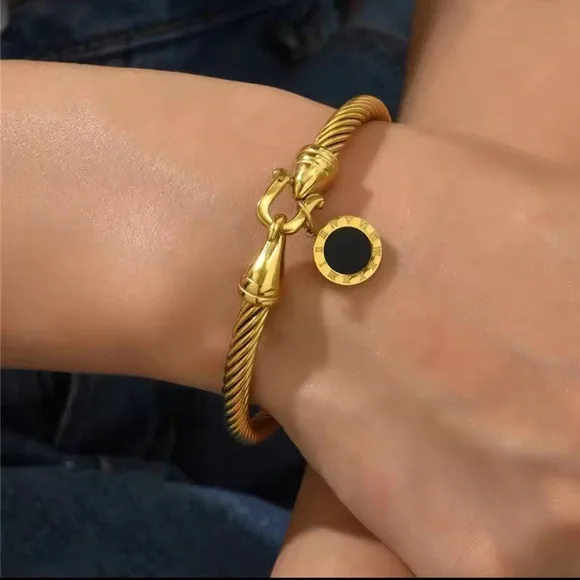 Rope Roman Digital Hang Tag  Horseshoe Buckle
18K Gold Plated 

Stainless Steel - Picture 3 of 6